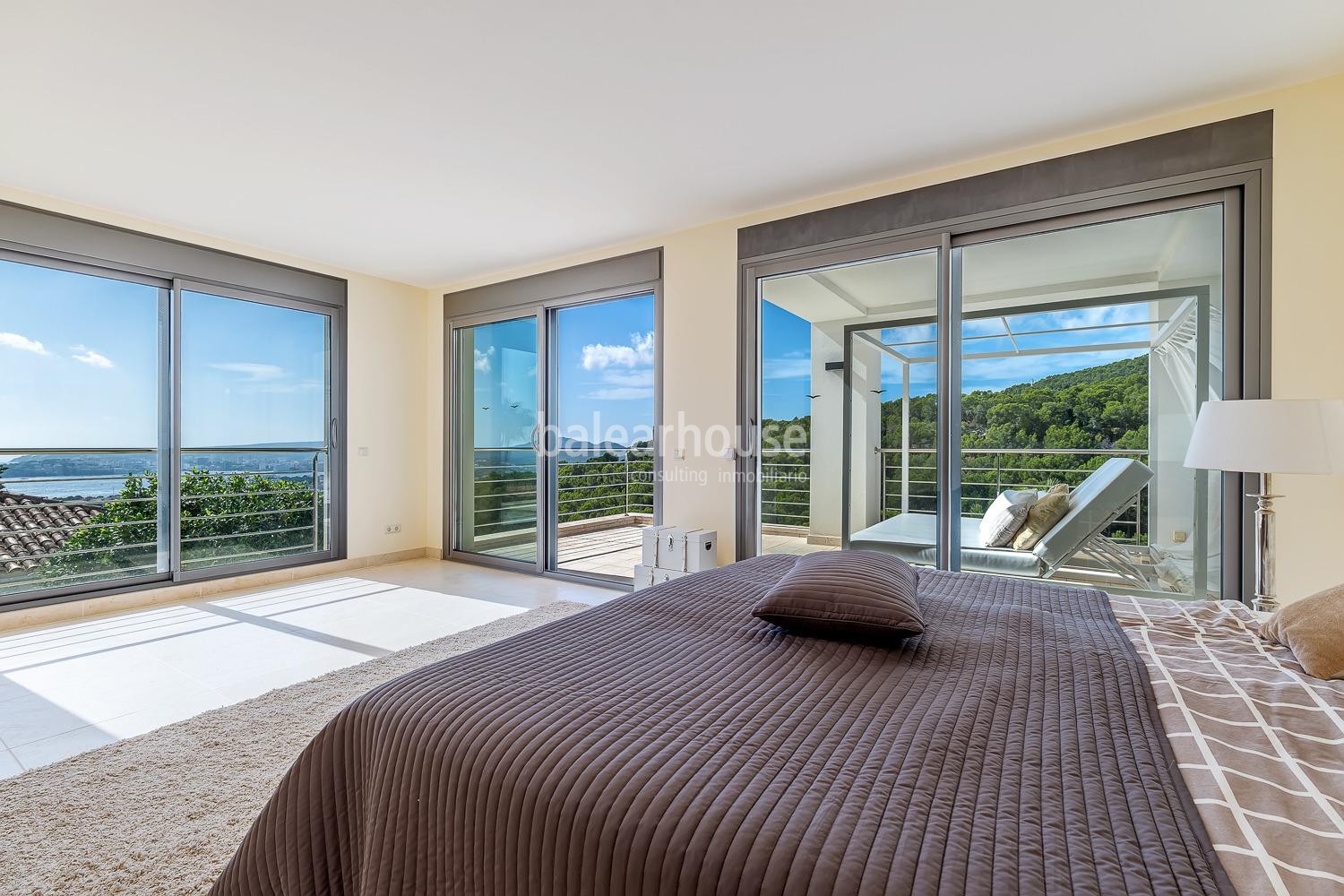 Villa de estilo mediterráneo con preciosas vistas al mar y puestas de sol en Costa den Blanes