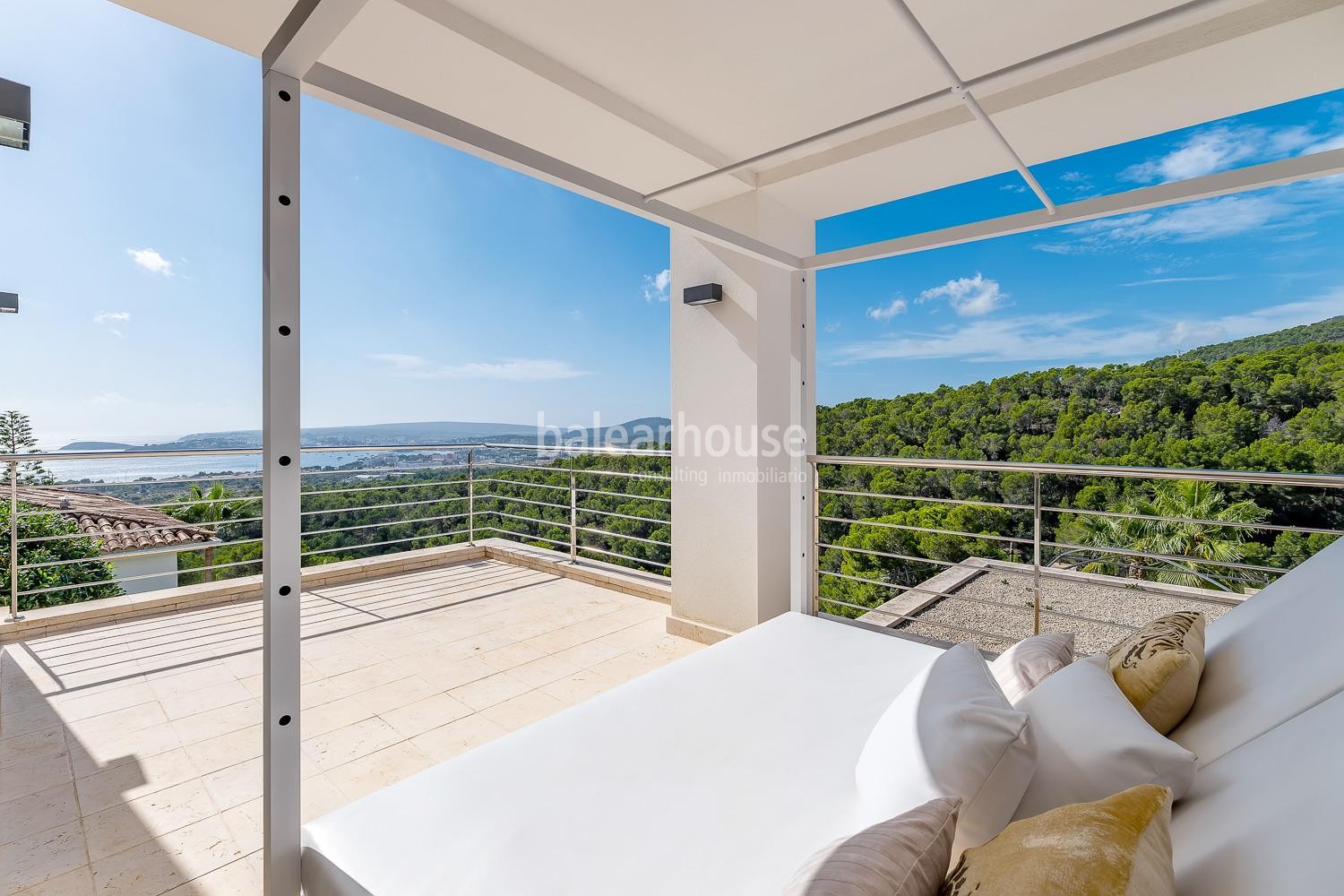 Villa de estilo mediterráneo con preciosas vistas al mar y puestas de sol en Costa den Blanes