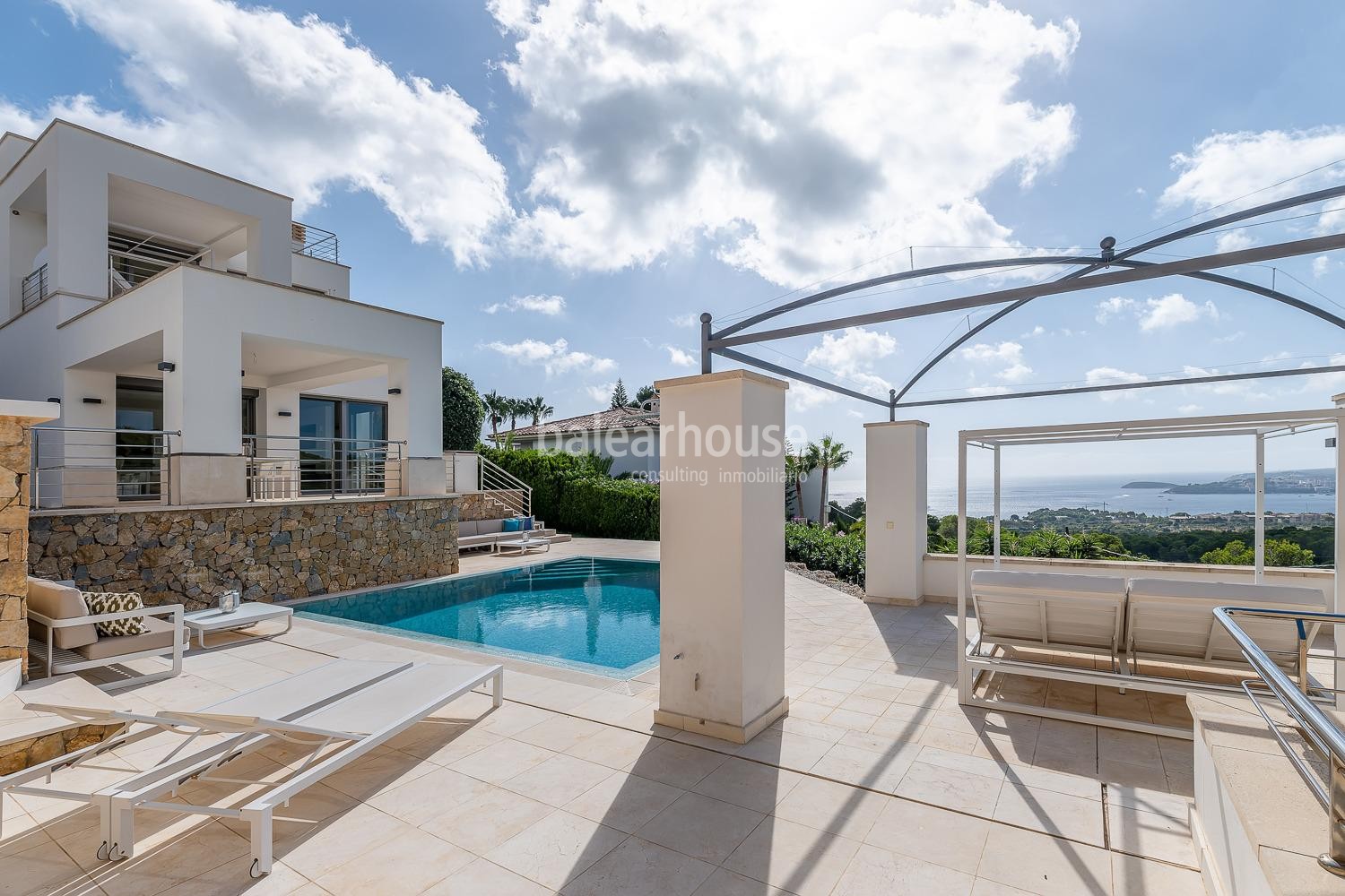 Villa de estilo mediterráneo con preciosas vistas al mar y puestas de sol en Costa den Blanes