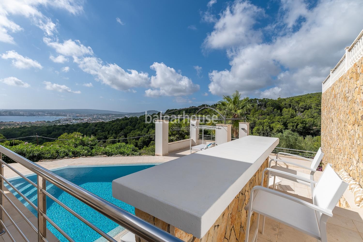 Villa de estilo mediterráneo con preciosas vistas al mar y puestas de sol en Costa den Blanes