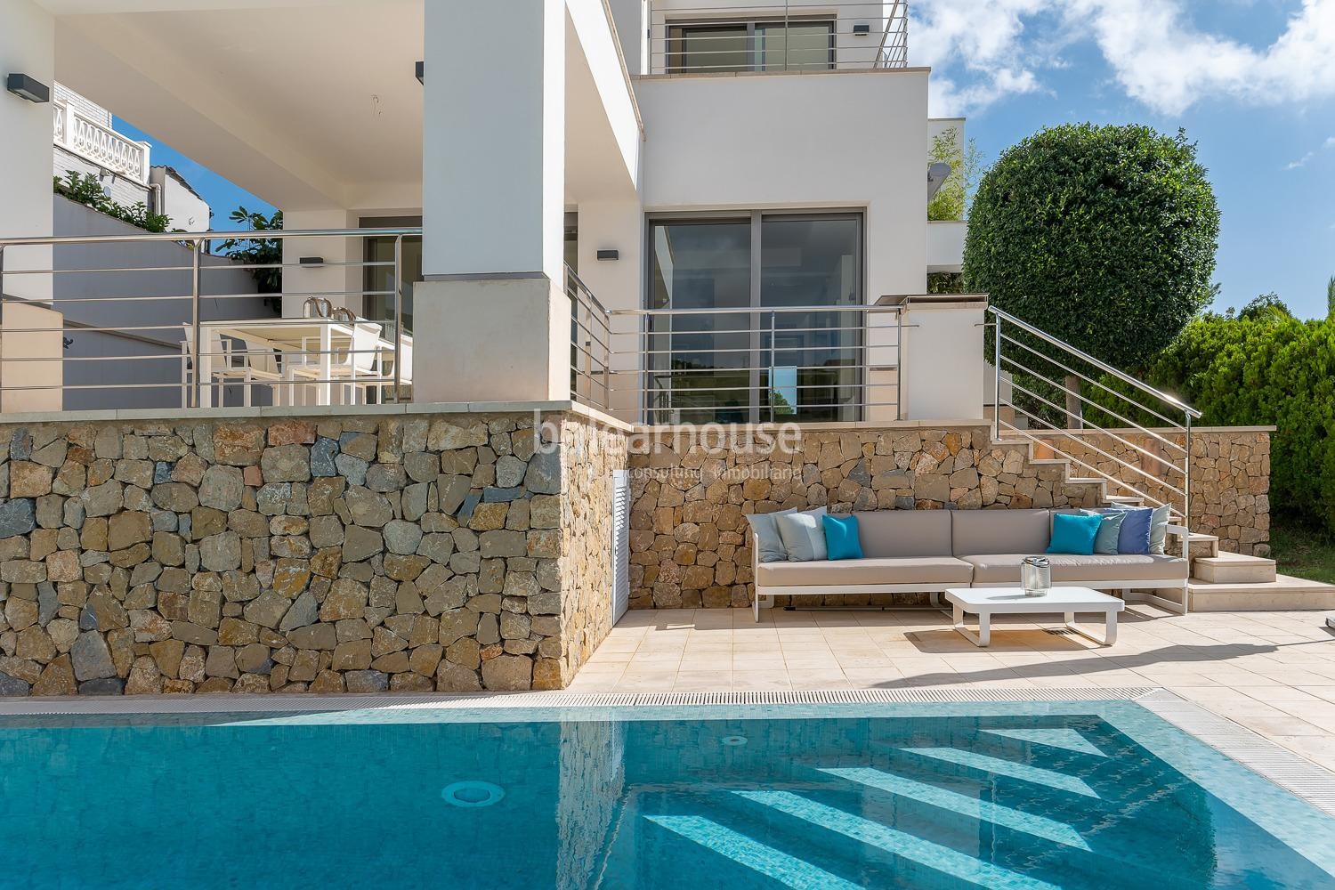 Villa de estilo mediterráneo con preciosas vistas al mar y puestas de sol en Costa den Blanes