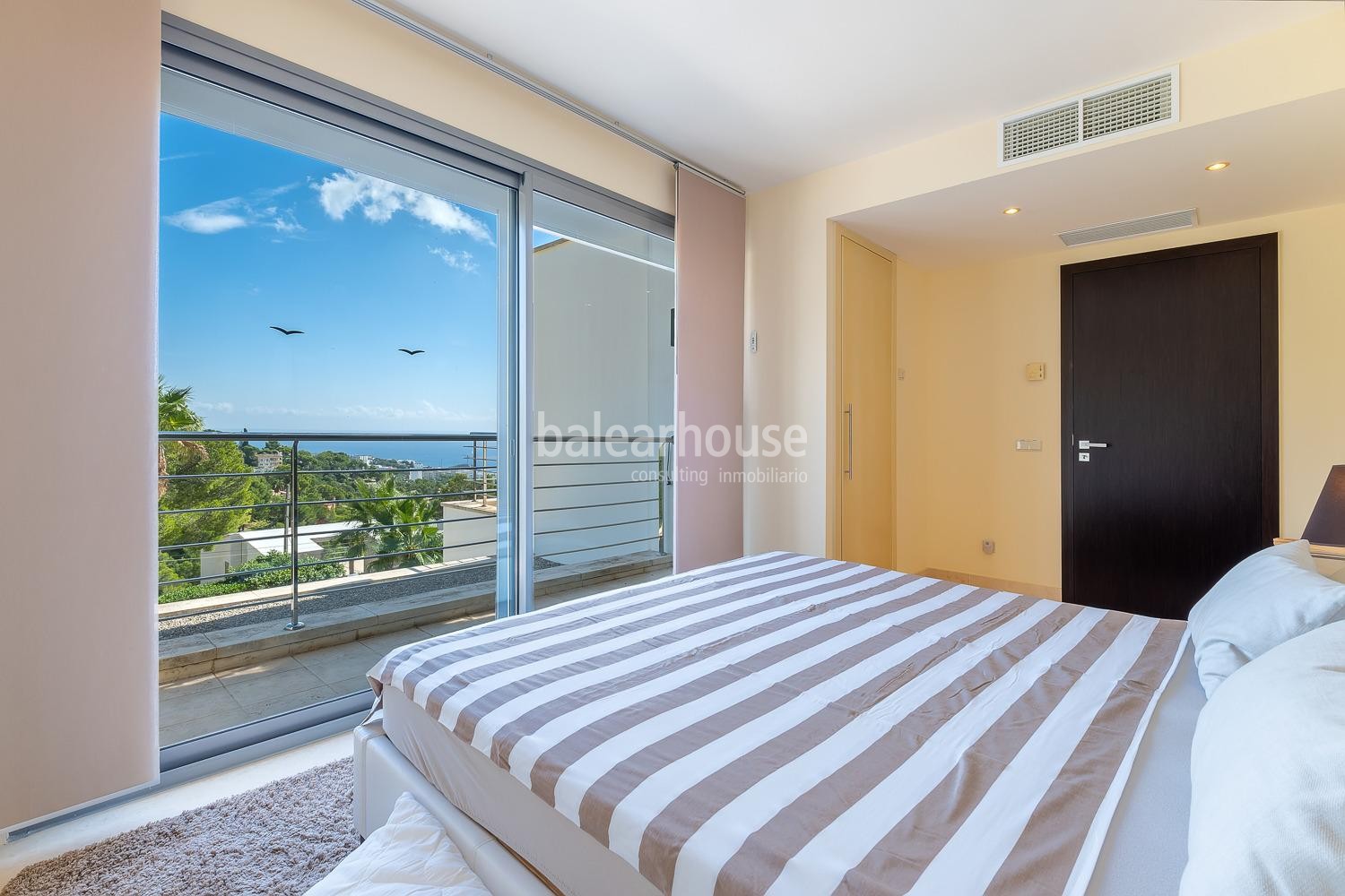 Villa de estilo mediterráneo con preciosas vistas al mar y puestas de sol en Costa den Blanes