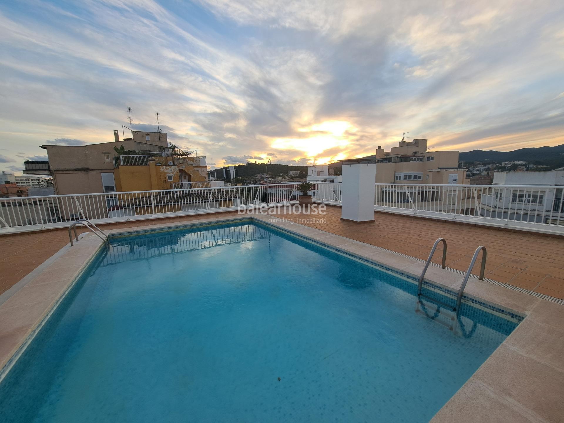 Elegant apartment with terrace, pool, and views of Palma Sport & Tennis Club in Santa Catalina