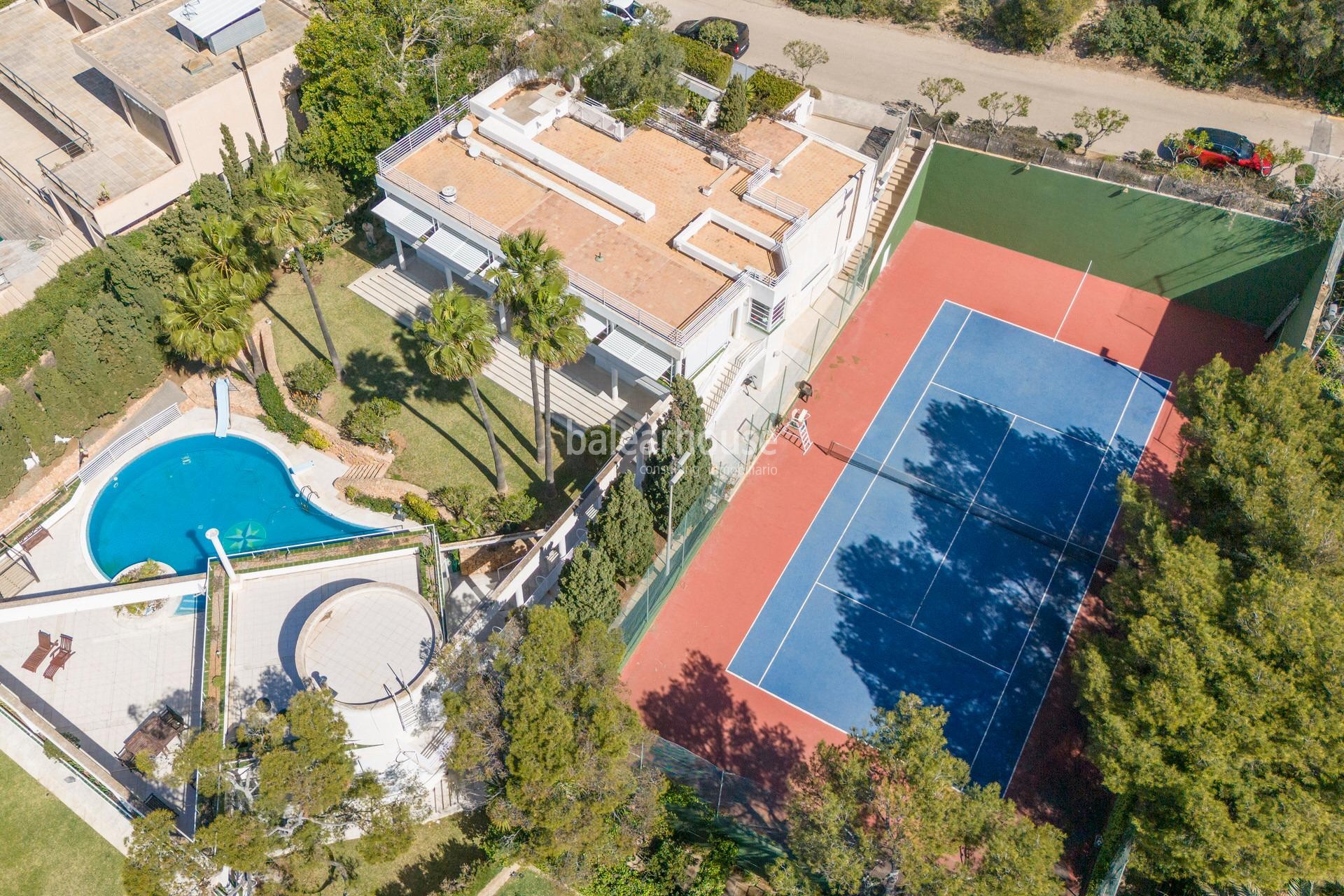Gran villa con espectaculares vistas al mar, pista de tenis y licencia vacacional en Santa Ponsa