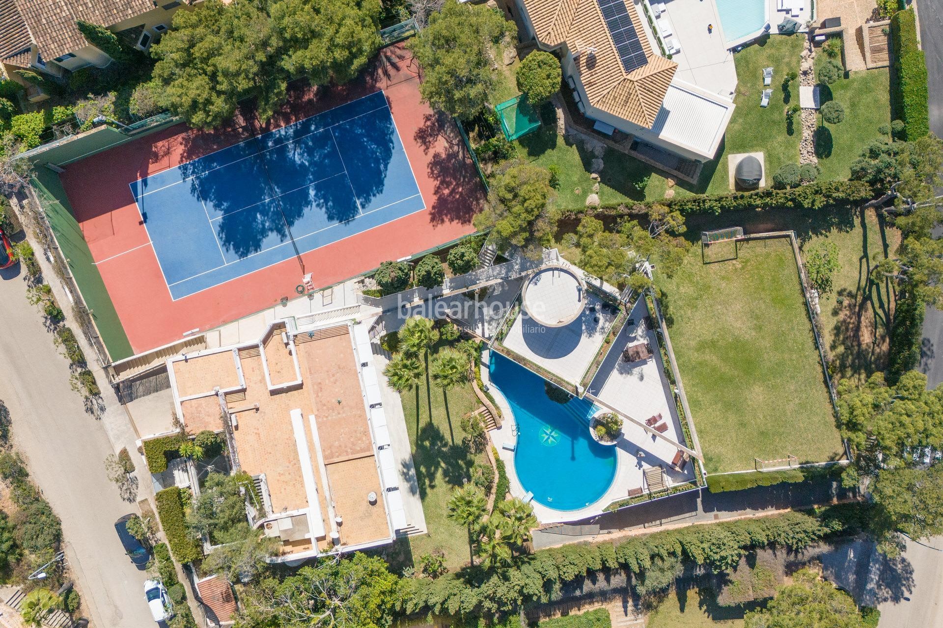 Gran villa con espectaculares vistas al mar, pista de tenis y licencia vacacional en Santa Ponsa