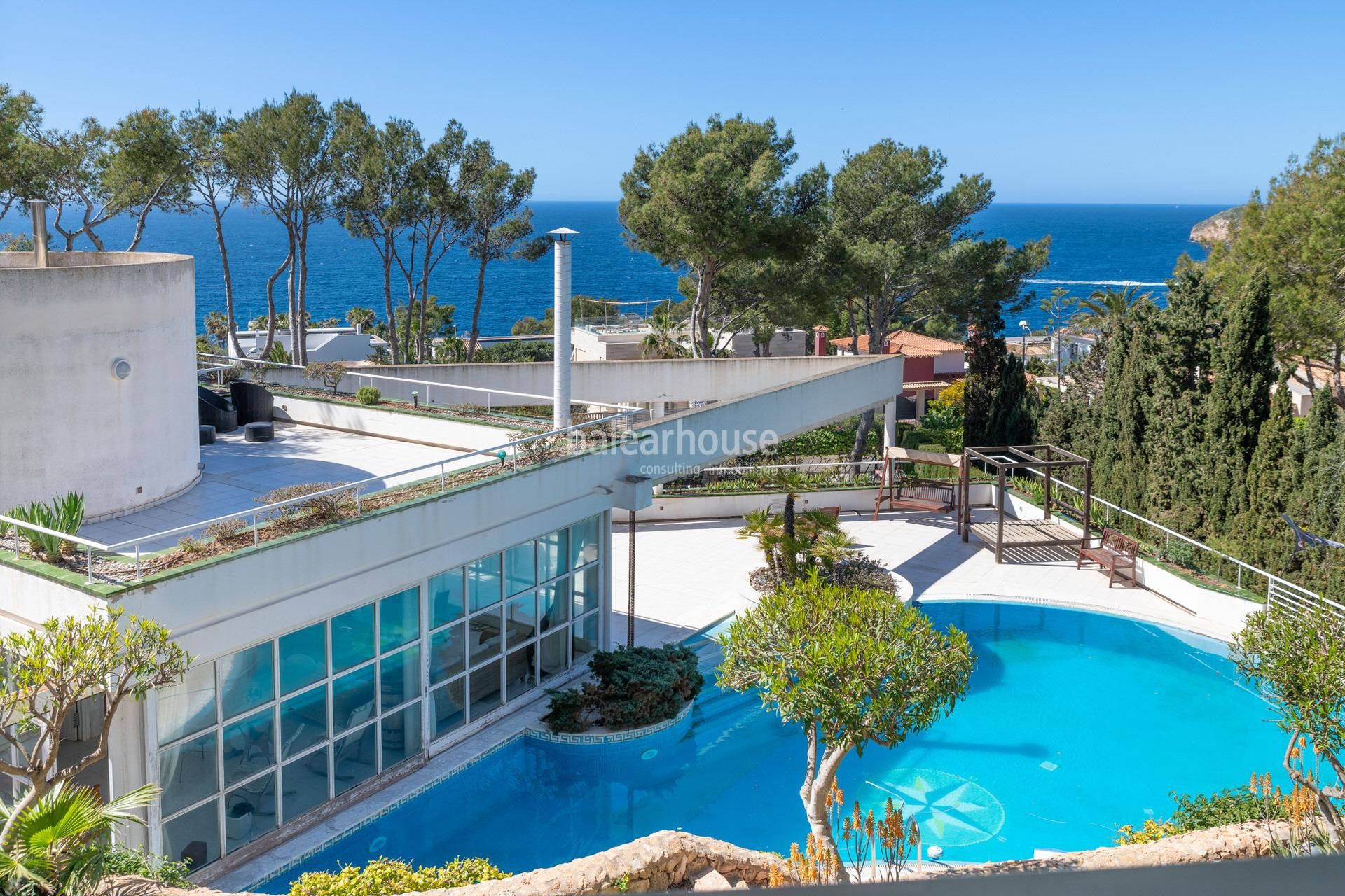 Gran villa con espectaculares vistas al mar, pista de tenis y licencia vacacional en Santa Ponsa