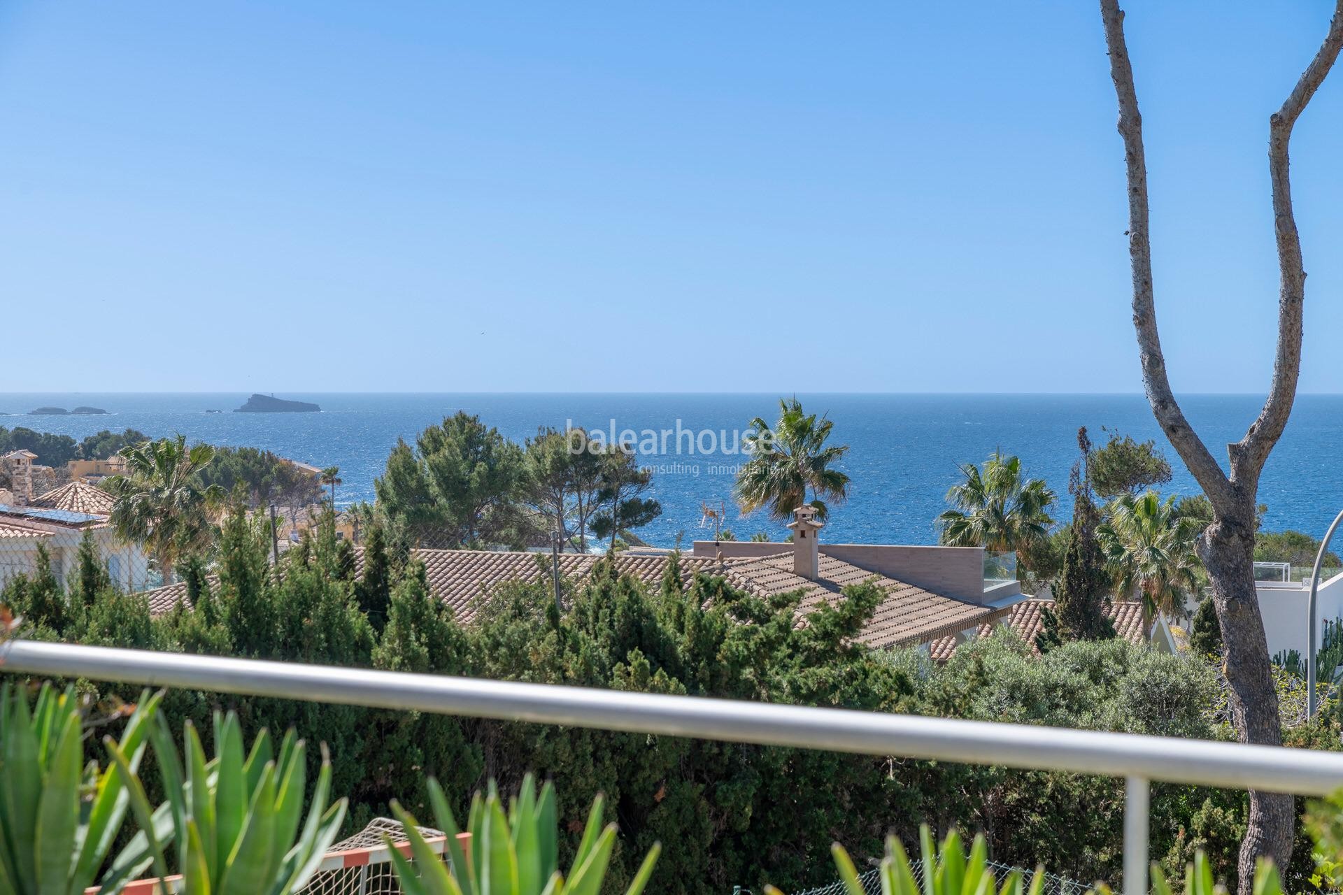 Gran villa con espectaculares vistas al mar, pista de tenis y licencia vacacional en Santa Ponsa