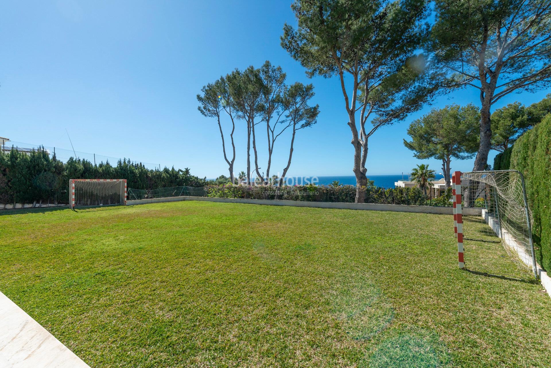Gran villa con espectaculares vistas al mar, pista de tenis y licencia vacacional en Santa Ponsa