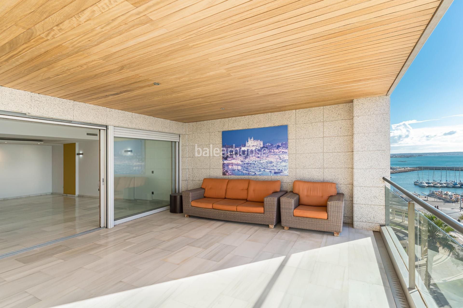 Grand Seafront Apartment with Stunning Views of Palma Bay