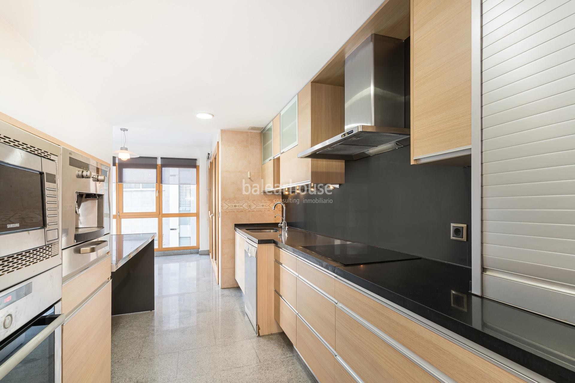 Grand Seafront Apartment with Stunning Views of Palma Bay