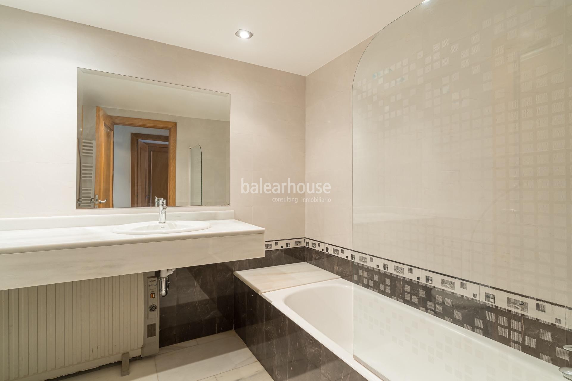 Grand Seafront Apartment with Stunning Views of Palma Bay