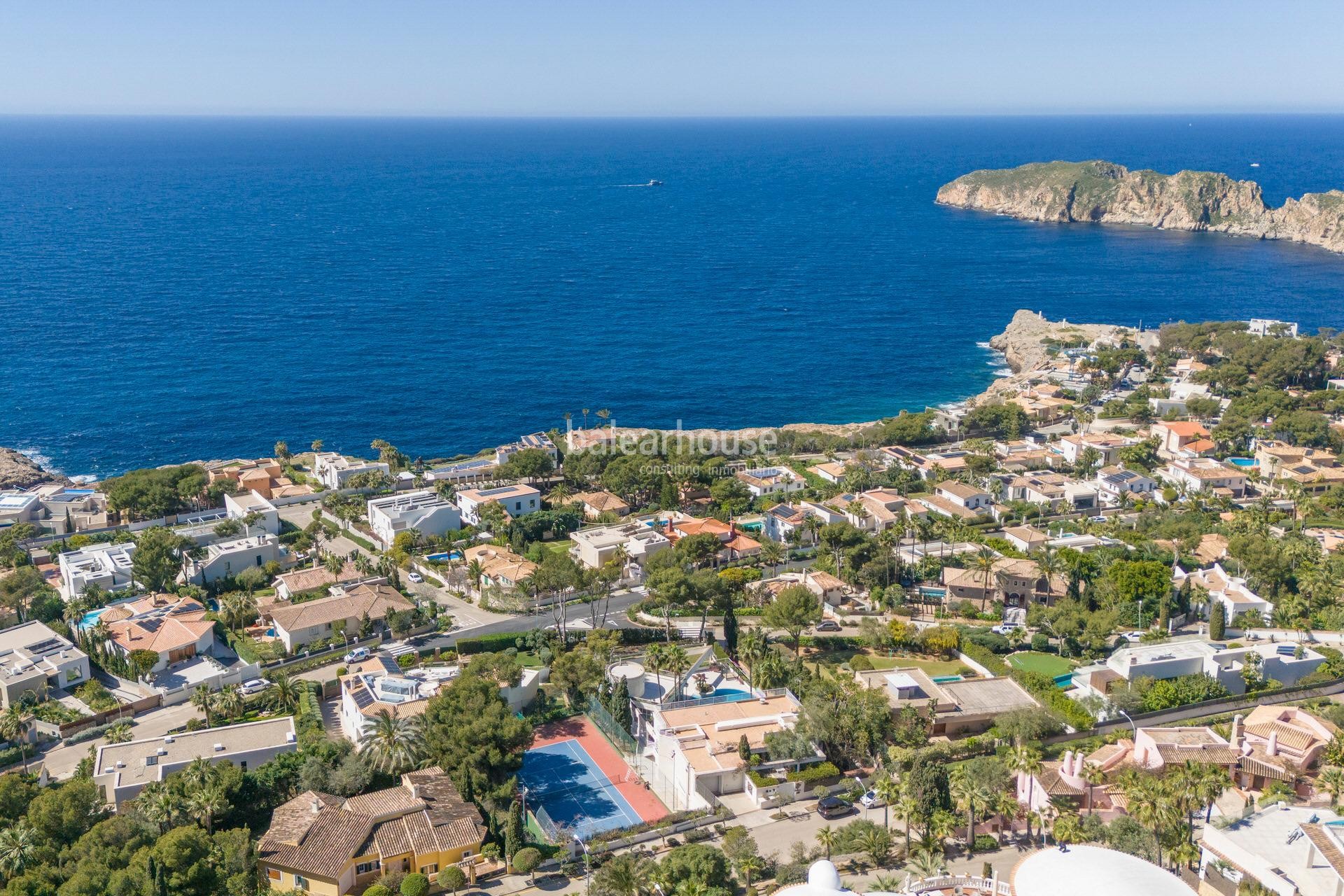 Gran villa con espectaculares vistas al mar, pista de tenis y licencia vacacional en Santa Ponsa