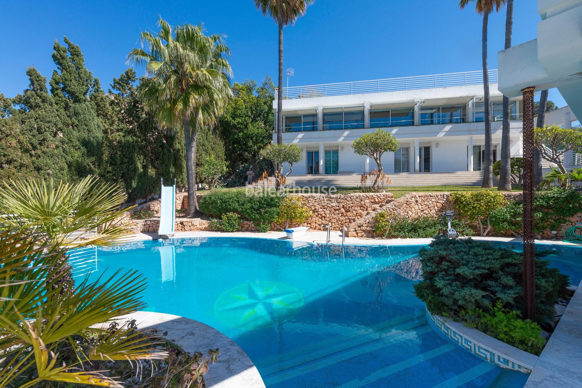 Gran villa con espectaculares vistas al mar, pista de tenis y licencia vacacional en Santa Ponsa