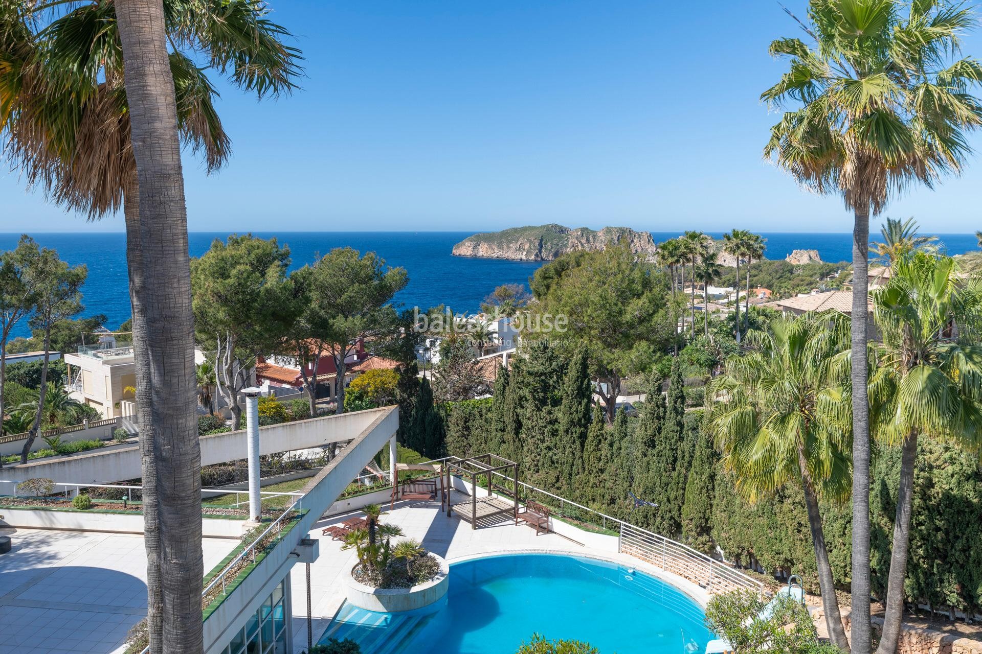 Gran villa con espectaculares vistas al mar, pista de tenis y licencia vacacional en Santa Ponsa