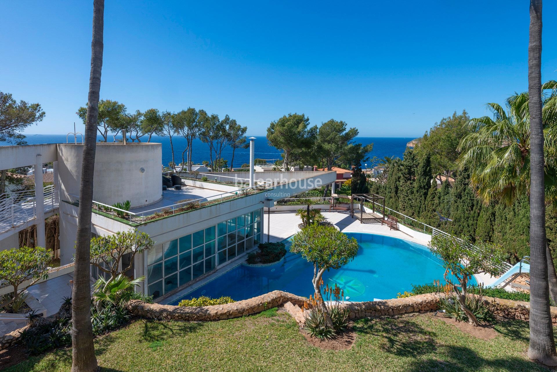 Gran villa con espectaculares vistas al mar, pista de tenis y licencia vacacional en Santa Ponsa