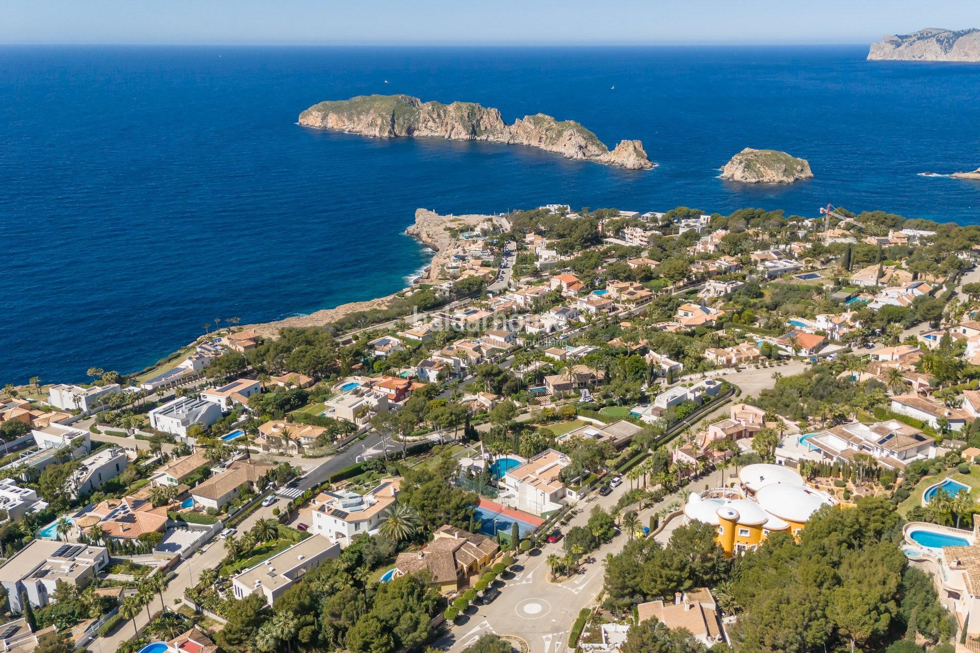 Gran villa con espectaculares vistas al mar, pista de tenis y licencia vacacional en Santa Ponsa