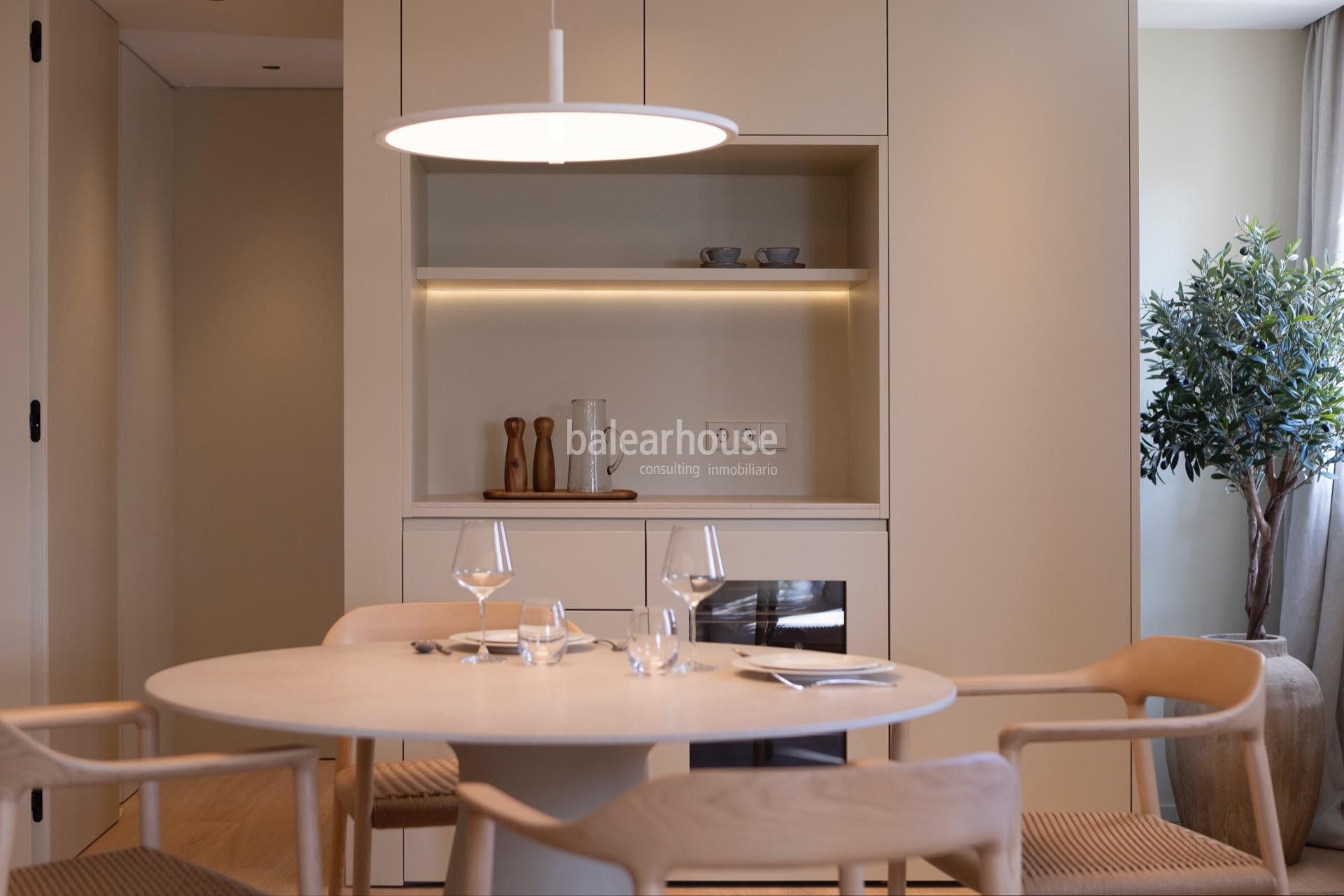 Exclusivo Piso en el Centro Histórico de Palma, Reformado y Amueblado con Terraza y Preciosas Vistas a la Catedral y al Mar.