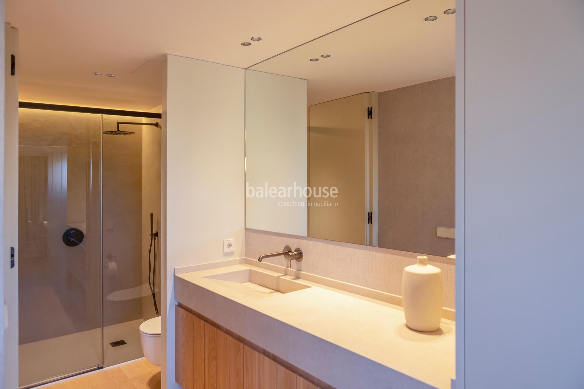 Exclusivo Piso en el Centro Histórico de Palma, Reformado y Amueblado con Terraza y Preciosas Vistas a la Catedral y al Mar.