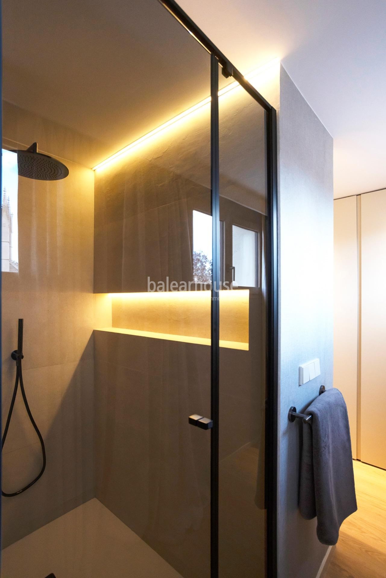 Exclusivo Piso en el Centro Histórico de Palma, Reformado y Amueblado con Terraza y Preciosas Vistas a la Catedral y al Mar.