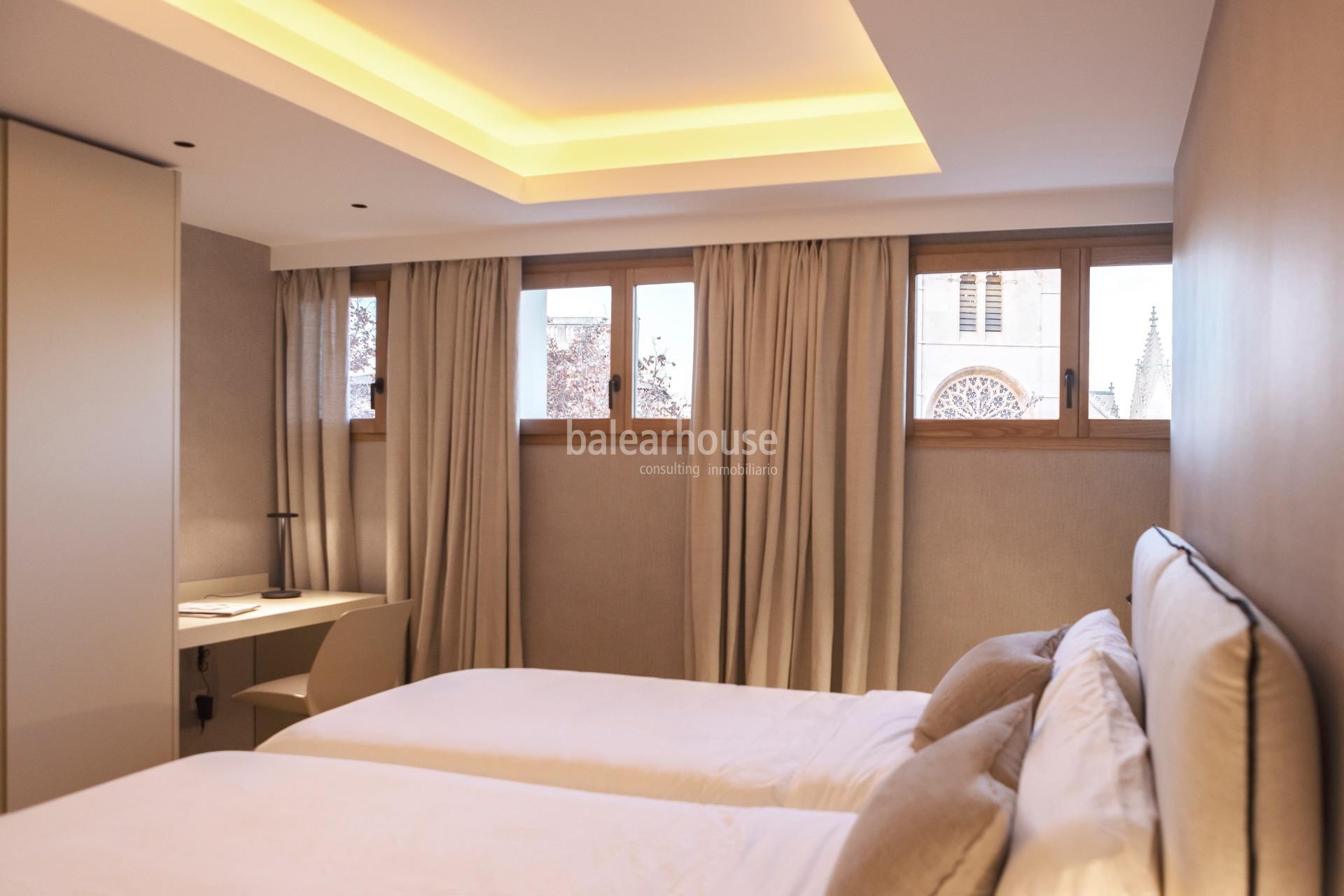 Exclusivo Piso en el Centro Histórico de Palma, Reformado y Amueblado con Terraza y Preciosas Vistas a la Catedral y al Mar.