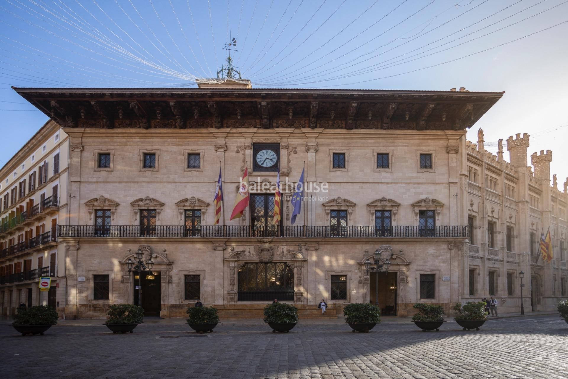Exclusivo Piso en el Centro Histórico de Palma, Reformado y Amueblado con Terraza y Preciosas Vistas a la Catedral y al Mar.
