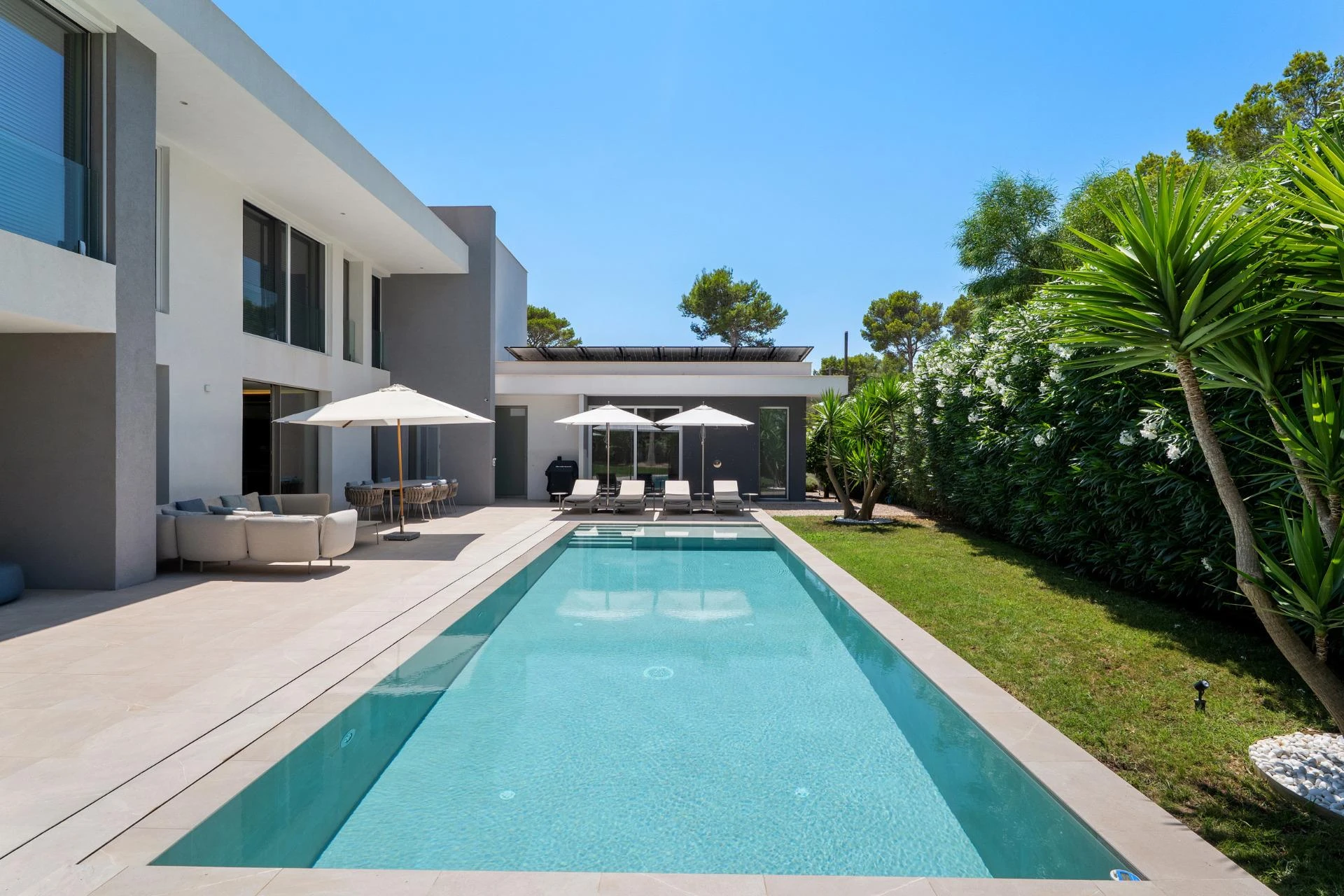 Exclusiva villa de diseño contemporáneo con grandes espacios abiertos, piscina  y amplias terrazas en Santa Ponsa