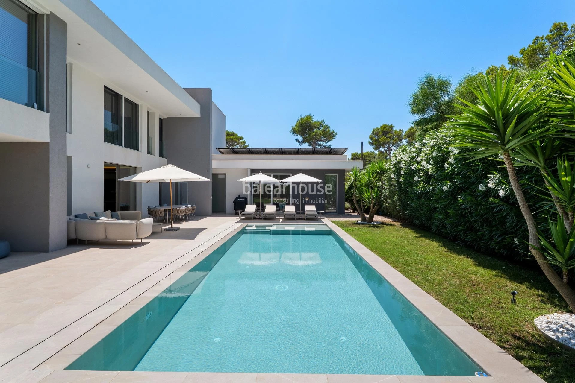 Exclusive contemporary-design villa with generous open spaces, a swimming pool and spacious terraces in Santa Ponsa