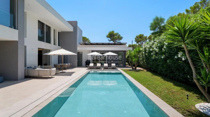 Exclusive contemporary-design villa with generous open spaces, a swimming pool and spacious terraces in Santa Ponsa