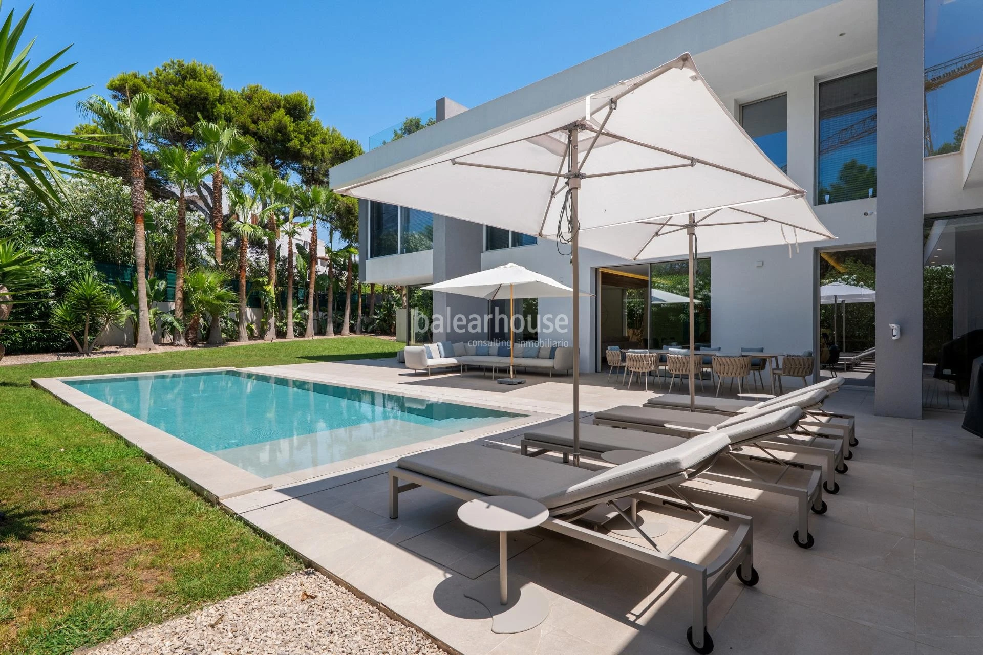 Exclusive contemporary-design villa with generous open spaces, a swimming pool and spacious terraces in Santa Ponsa