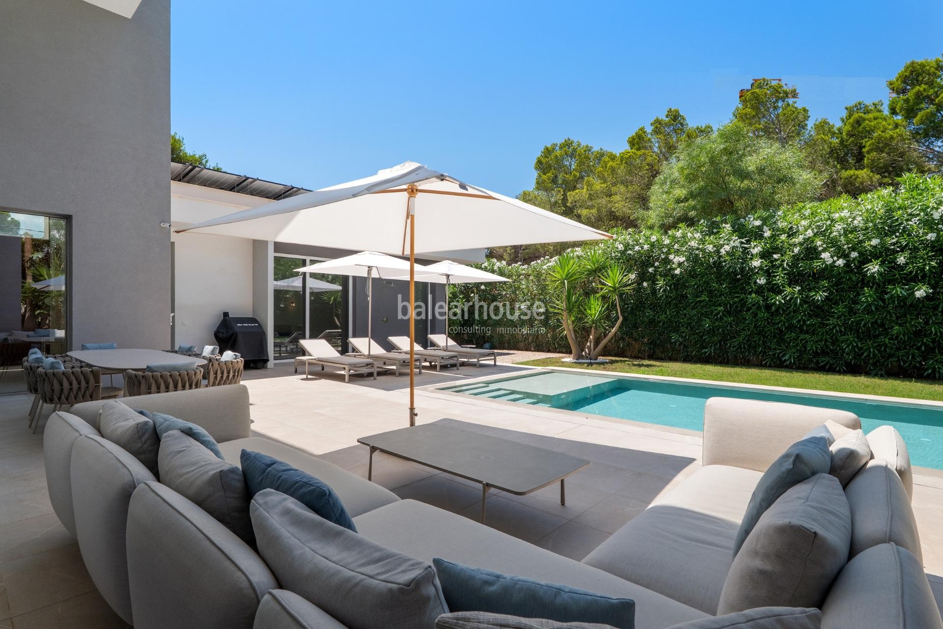 Exclusiva villa de diseño contemporáneo con grandes espacios abiertos, piscina  y amplias terrazas en Santa Ponsa