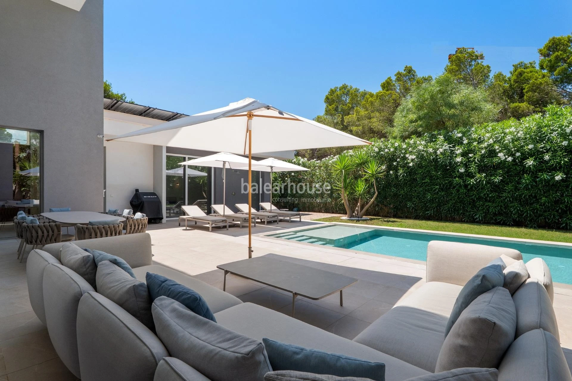 Exclusive contemporary-design villa with generous open spaces, a swimming pool and spacious terraces in Santa Ponsa
