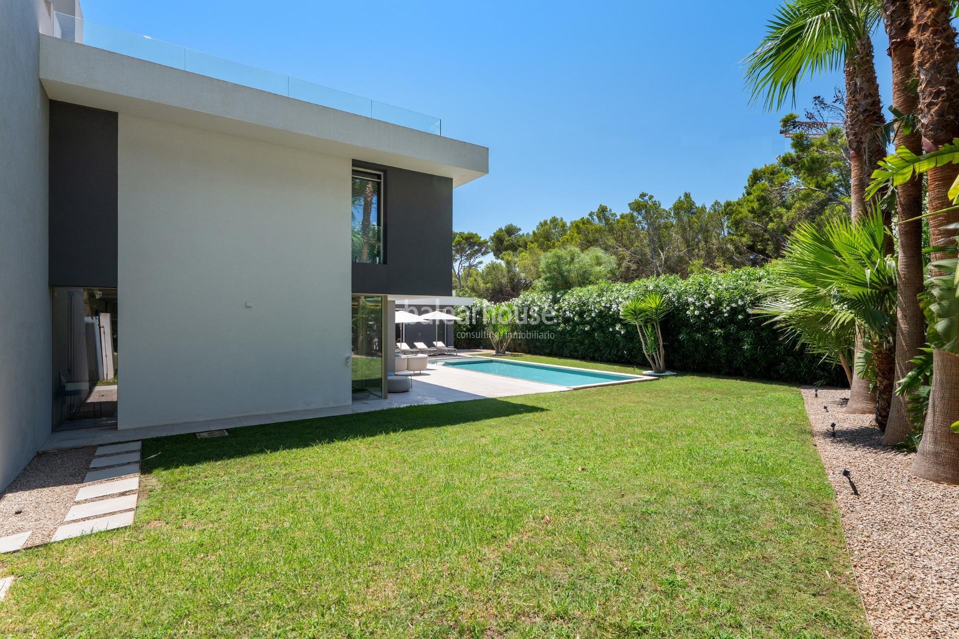 Exclusiva villa de diseño contemporáneo con grandes espacios abiertos, piscina  y amplias terrazas en Santa Ponsa