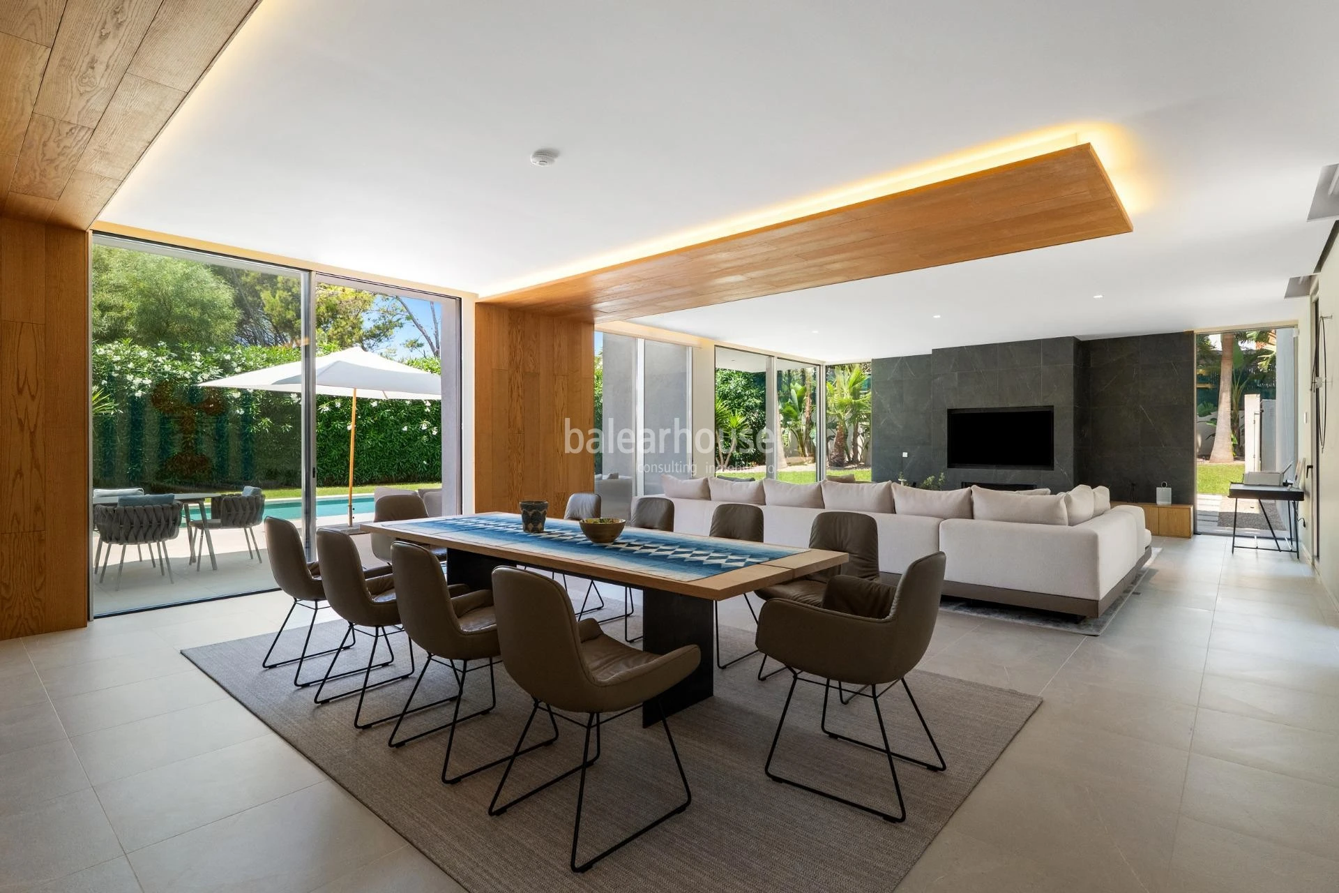 Exclusiva villa de diseño contemporáneo con grandes espacios abiertos, piscina  y amplias terrazas en Santa Ponsa