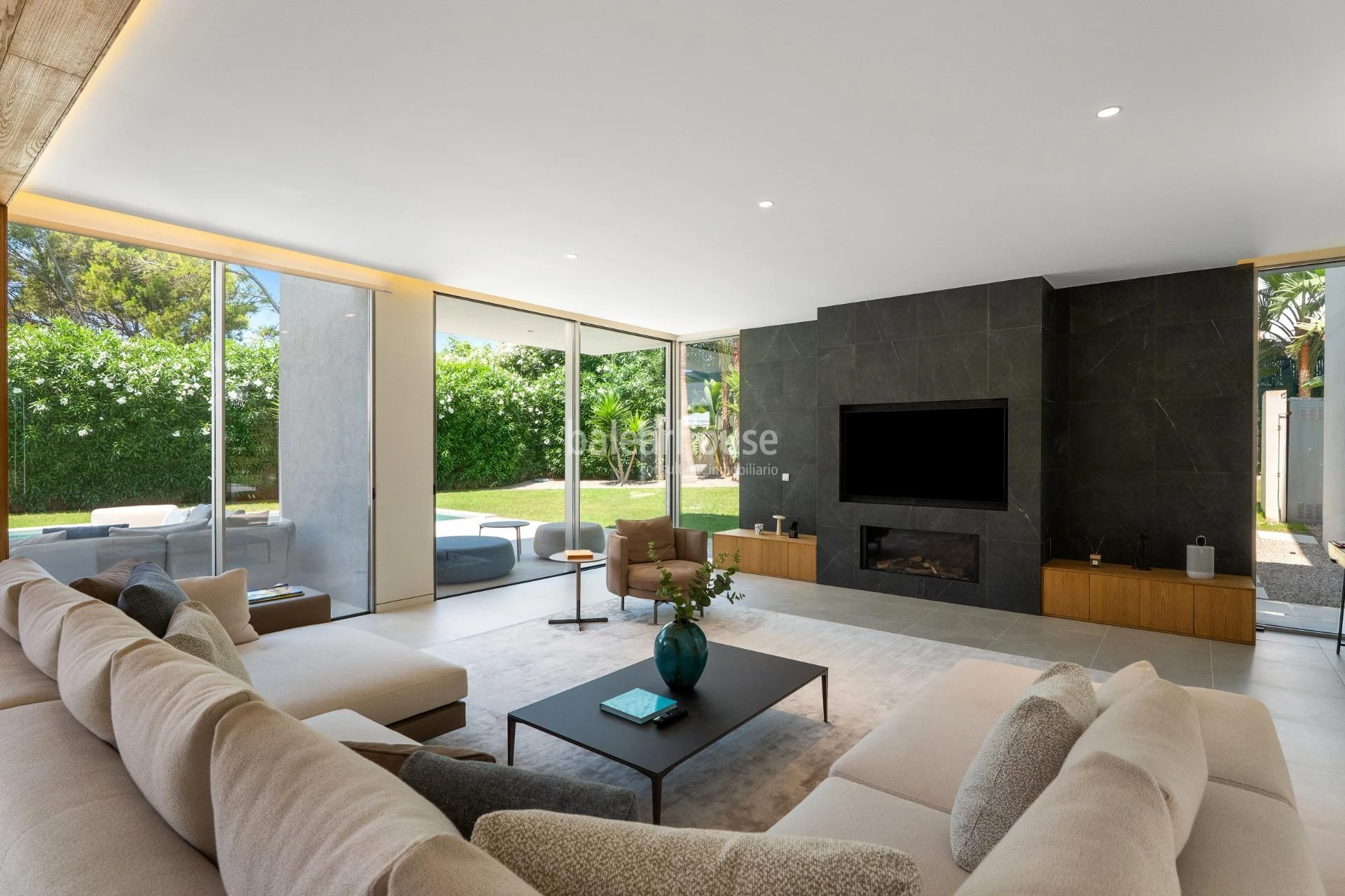 Exclusiva villa de diseño contemporáneo con grandes espacios abiertos, piscina  y amplias terrazas en Santa Ponsa