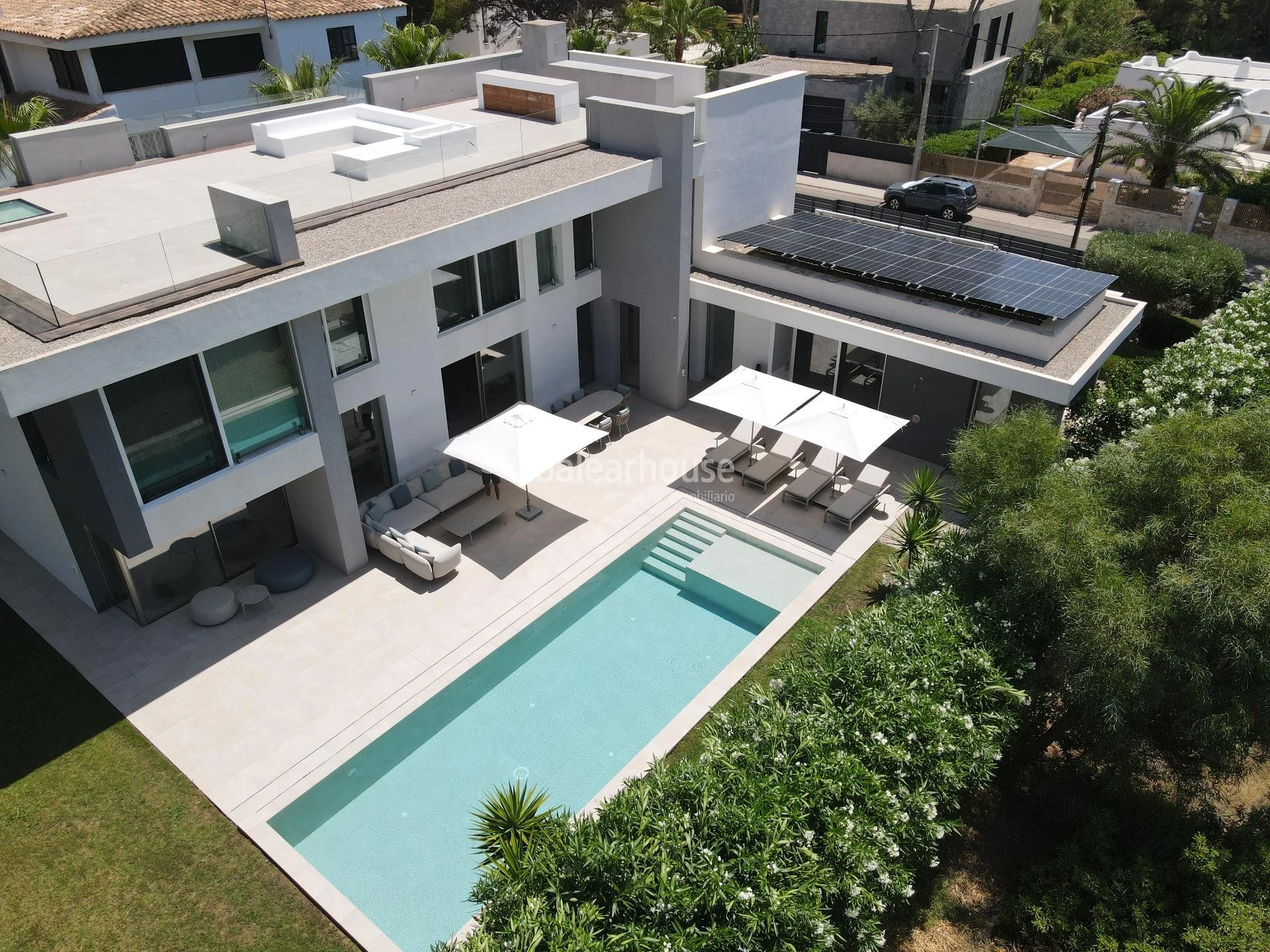 Exclusiva villa de diseño contemporáneo con grandes espacios abiertos, piscina  y amplias terrazas en Santa Ponsa