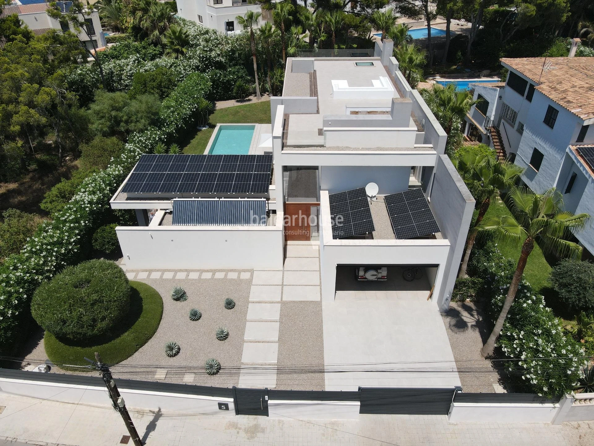 Exclusiva villa de diseño contemporáneo con grandes espacios abiertos, piscina  y amplias terrazas en Santa Ponsa