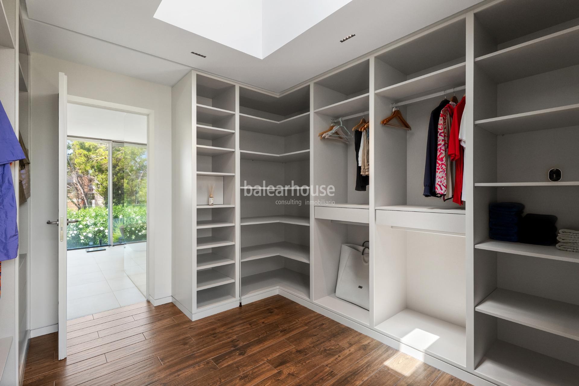 Exclusiva villa de diseño contemporáneo con grandes espacios abiertos, piscina  y amplias terrazas en Santa Ponsa