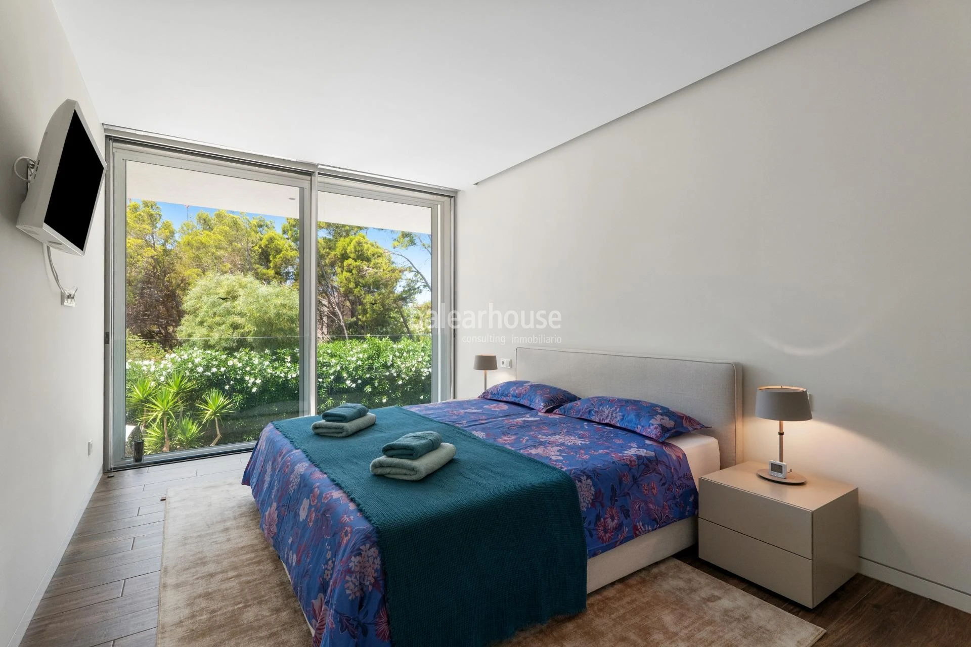 Exclusiva villa de diseño contemporáneo con grandes espacios abiertos, piscina  y amplias terrazas en Santa Ponsa