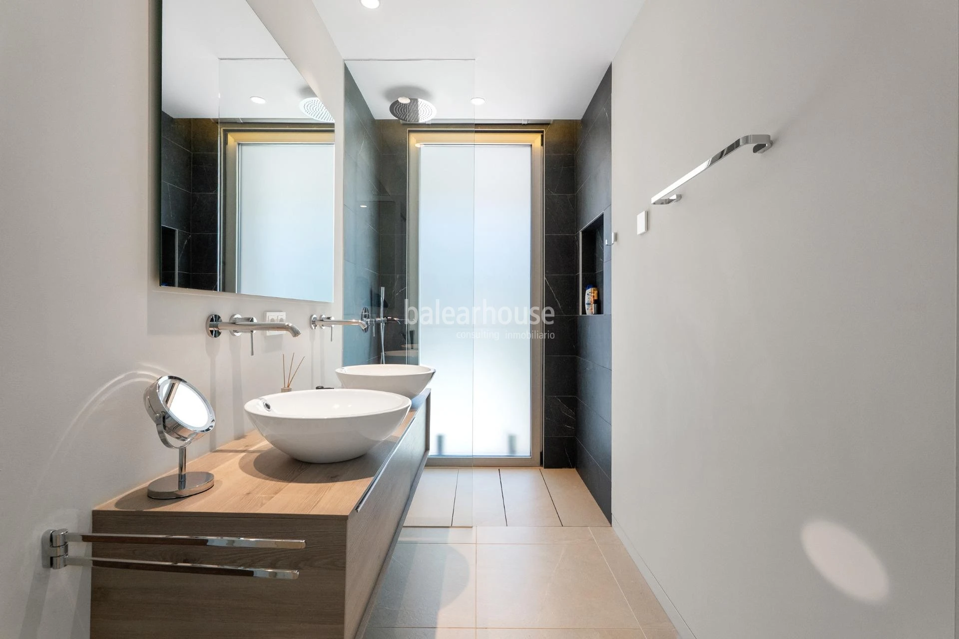 Exclusiva villa de diseño contemporáneo con grandes espacios abiertos, piscina  y amplias terrazas en Santa Ponsa