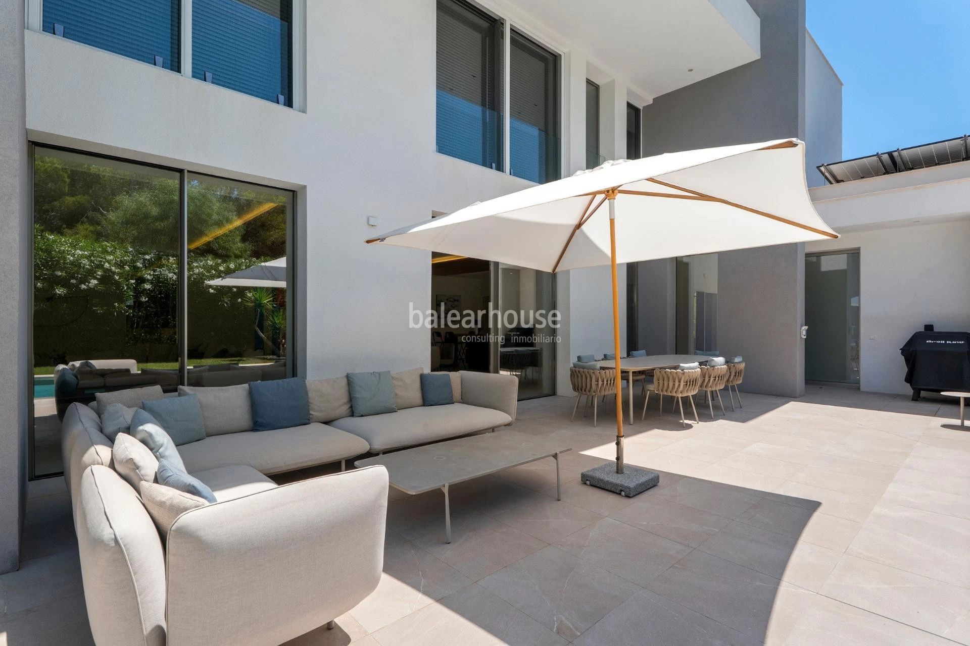 Exclusiva villa de diseño contemporáneo con grandes espacios abiertos, piscina  y amplias terrazas en Santa Ponsa