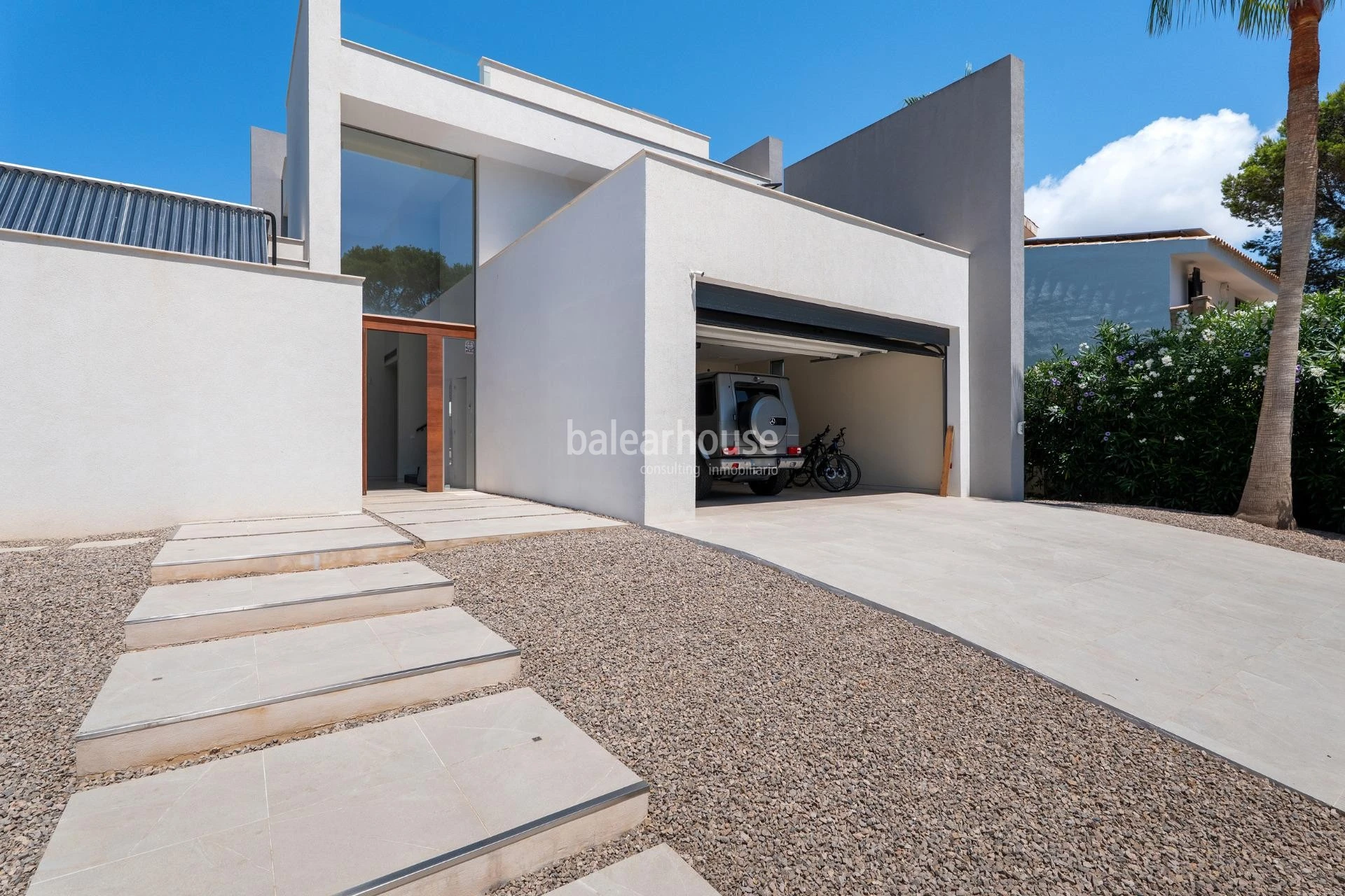 Exclusiva villa de diseño contemporáneo con grandes espacios abiertos, piscina  y amplias terrazas en Santa Ponsa