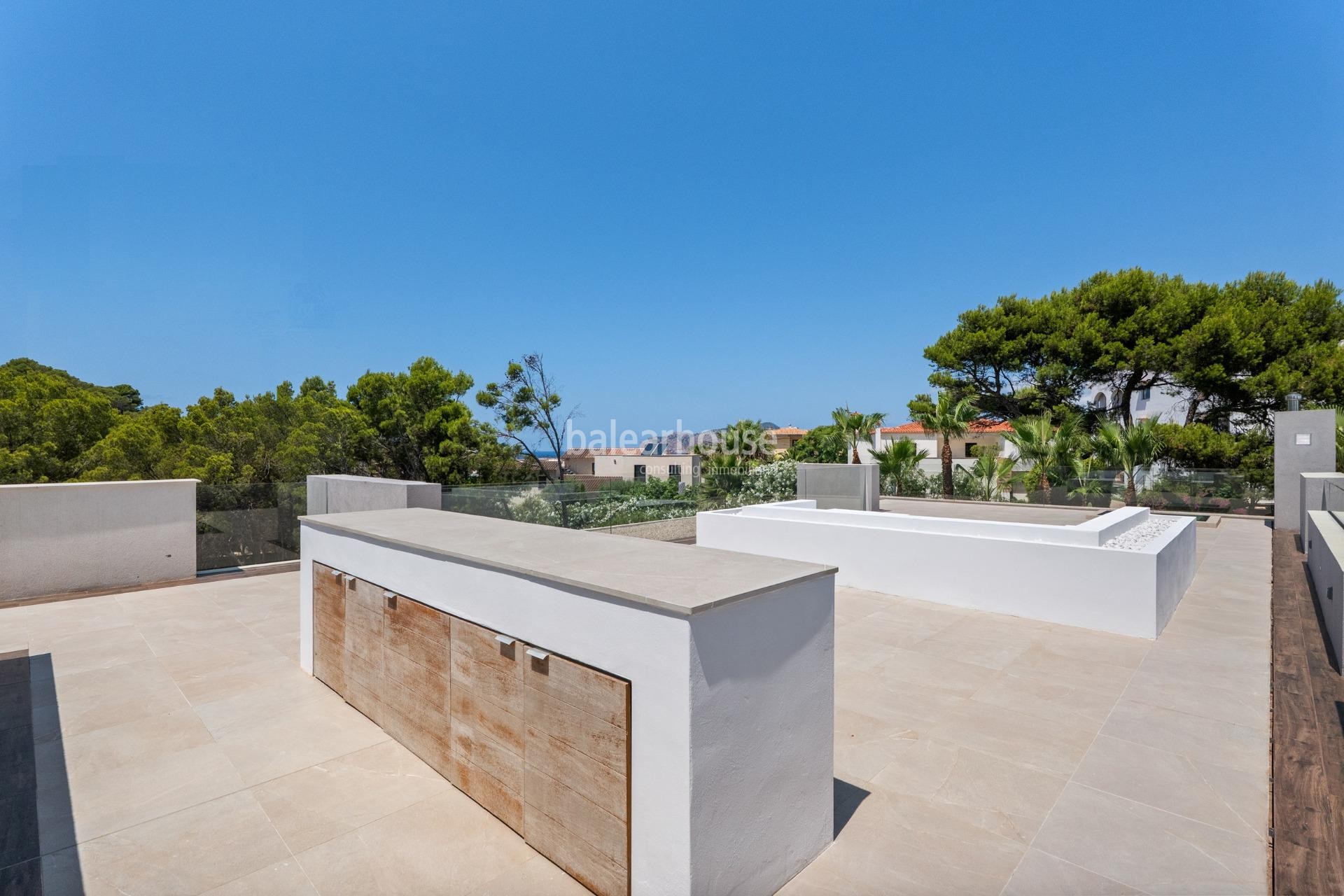 Exclusiva villa de diseño contemporáneo con grandes espacios abiertos, piscina  y amplias terrazas en Santa Ponsa