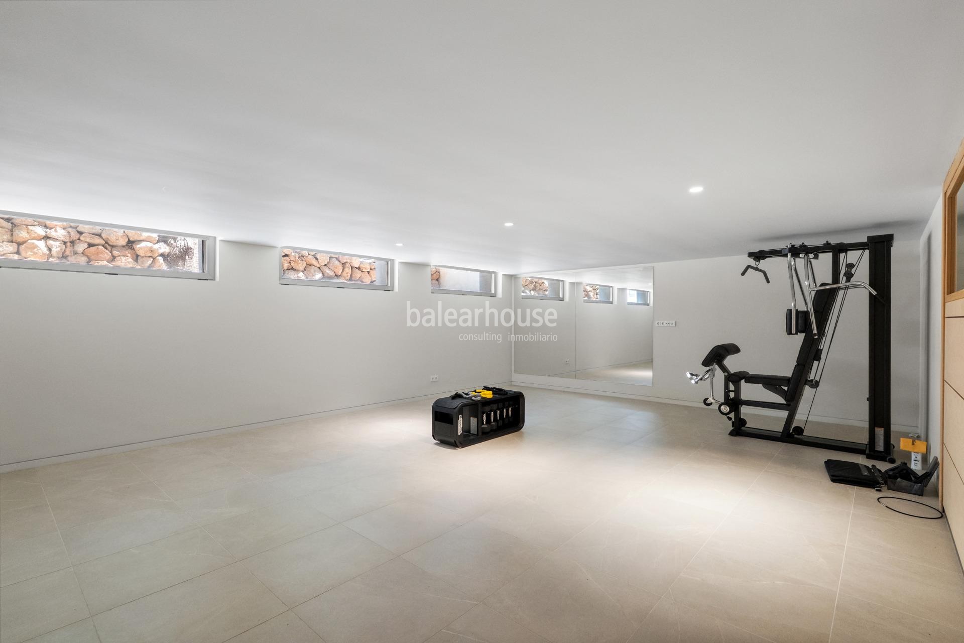 Exclusiva villa de diseño contemporáneo con grandes espacios abiertos, piscina  y amplias terrazas en Santa Ponsa