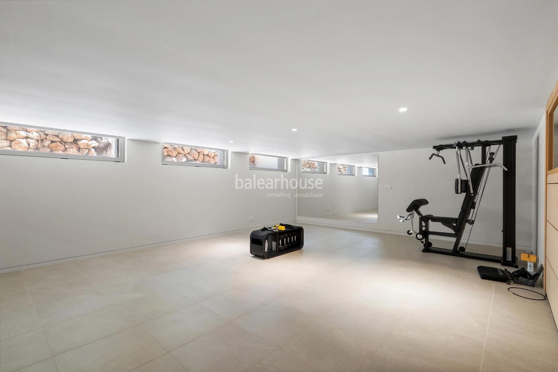 Exclusiva villa de diseño contemporáneo con grandes espacios abiertos, piscina  y amplias terrazas en Santa Ponsa