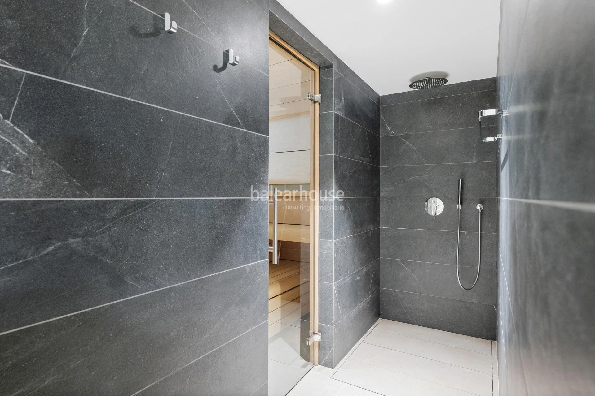 Exclusiva villa de diseño contemporáneo con grandes espacios abiertos, piscina  y amplias terrazas en Santa Ponsa