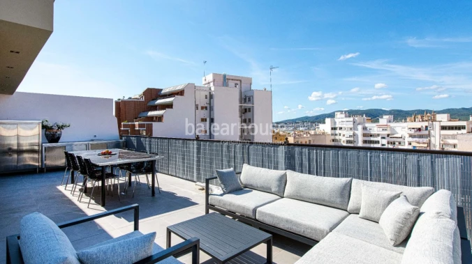 Spektakuläres, renoviertes Penthouse mit Panoramablick in Strandnähe.