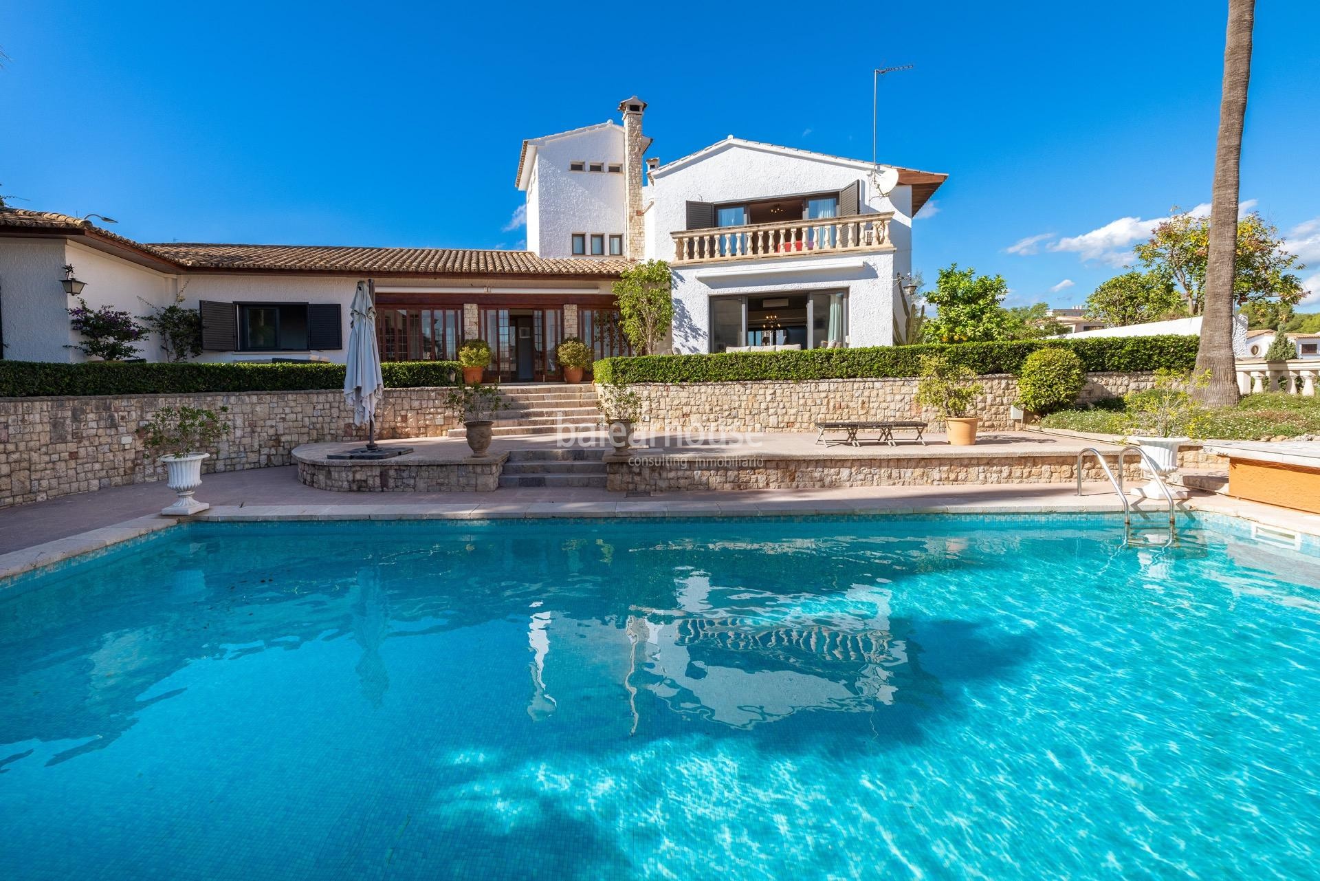 Exclusiva gran villa en la zona de Son Armadans con grandes espacios exteriores de jardín y piscina.