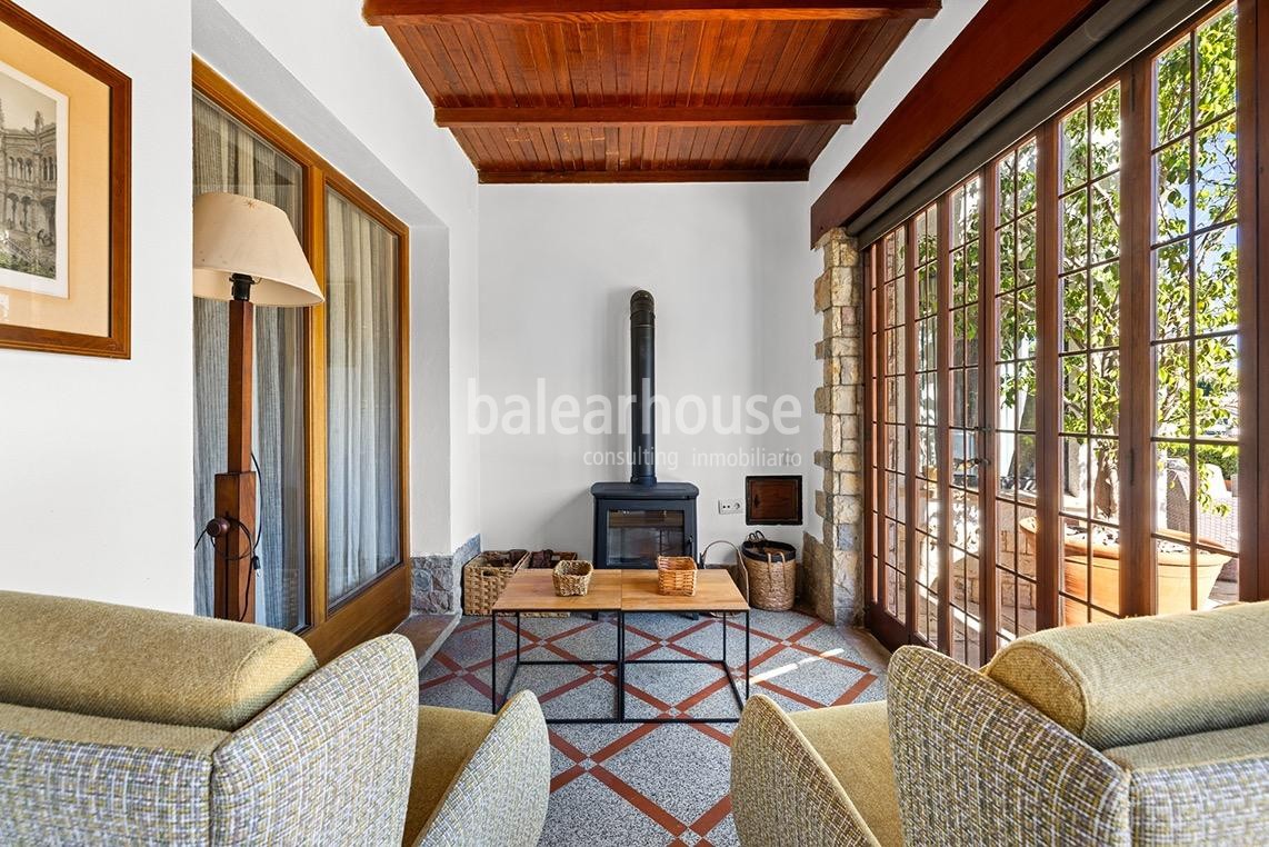 Exclusiva gran villa en la zona de Son Armadans con grandes espacios exteriores de jardín y piscina.