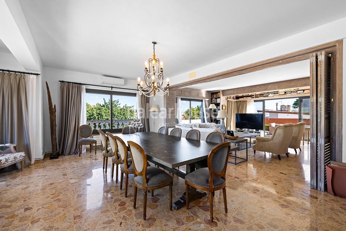 Exclusiva gran villa en la zona de Son Armadans con grandes espacios exteriores de jardín y piscina.