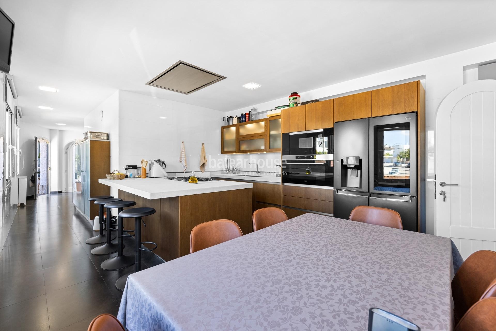 Exclusiva gran villa en la zona de Son Armadans con grandes espacios exteriores de jardín y piscina.